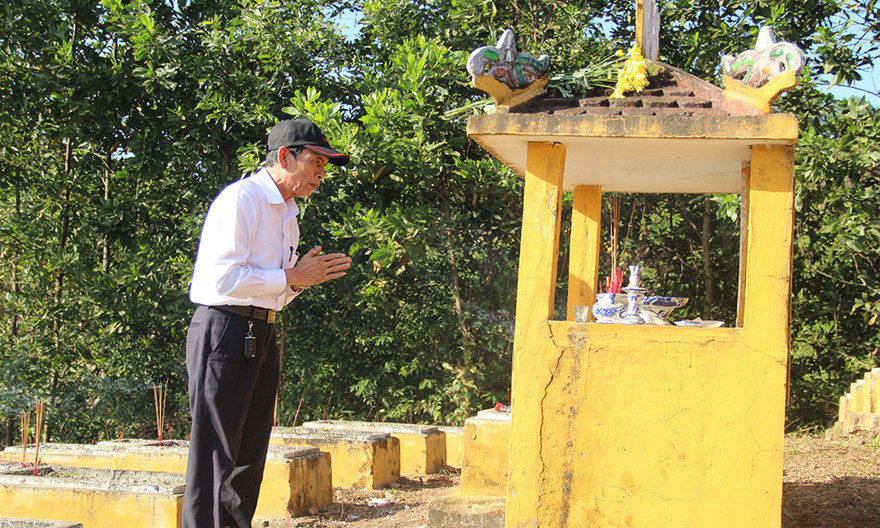 Ông Phùng Quýt thăm viếng khu mộ vô chủ chiều cuối năm.