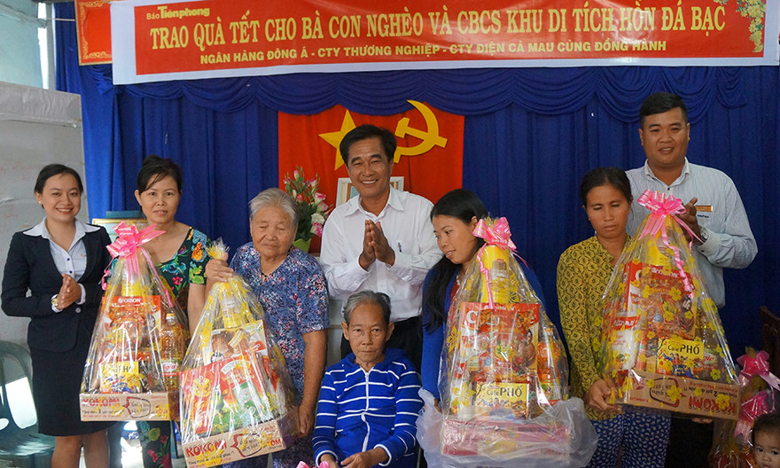 Mang quà tết đến Hòn Đá Bạc