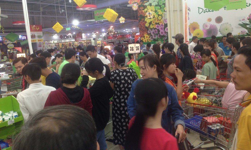 Quầy thu ngân không còn một chỗ trống.