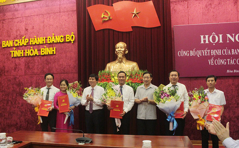 Phó Bí thư Thường trực Tỉnh ủy, Chủ tịch HĐND tỉnh Hòa Bình Trần Đăng Ninh và Phó Chủ tịch UBND tỉnh Bùi Văn Cửu trao Quyết định cho các đồng chí được điều động, luân chuyển, bổ nhiệm