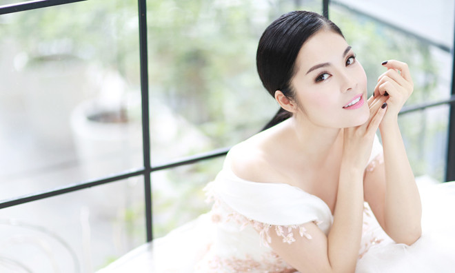 Dương Cẩm Lynh chọn đồ của NTK Chung Thanh Phong để đi dự LHP Việt Nam tại Pháp.