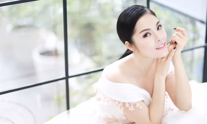 Dương Cẩm Lynh chọn đồ của NTK Chung Thanh Phong để đi dự LHP Việt Nam tại Pháp.