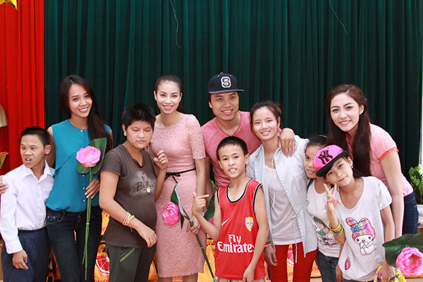 Á hậu Phạm Hương đến thăm trẻ nhiễm độc da cam