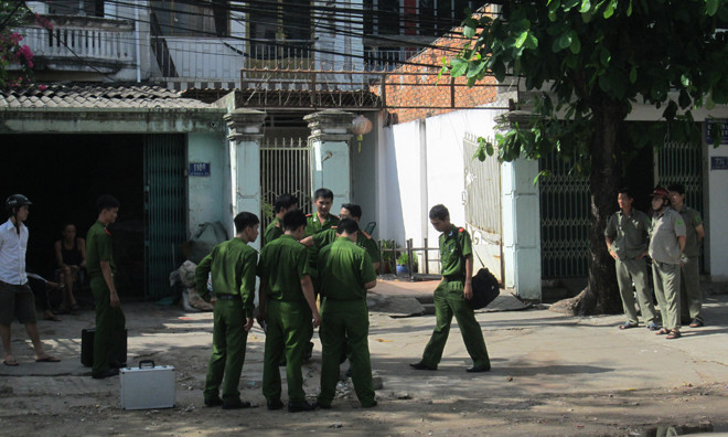 Lực lượng công an khám nghiệm hiện trường.