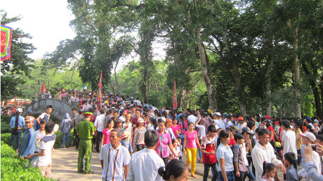 Đông đảo du khách trẩy hội Lam Kinh