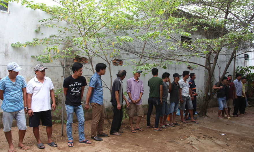 18 đối tượng tham gia đá gà ăn tiền bị công an bắt giữ.