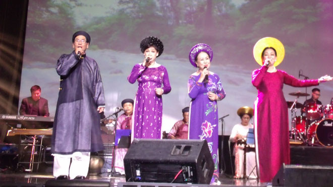 Bác sỹ Đào Duy Anh (David Dao) - (áo đen đeo kính) trong một chương trình âm nhạc Việt Nam tại Mỹ. 