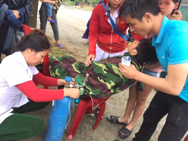 Sơ cứu nạn nhân ở hiện trường.