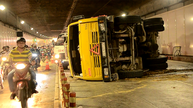 Chiếc xe tải lật trong hầm Thủ Thiêm