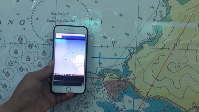 Vị trí xảy ra va chạm khiến tàu QNa 09191 chìm và sơ đồ hành trình của một phương tiên có dấu hiệu bất thường trong đêm 8/4 đang được Biên phòng của khẩu cảng Đà Nẵng điều tra. Ảnh Nguyễn Thành