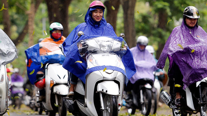 Ở Hà Nội sáng nay đã có những đợt mưa rào bất chợt , xuất hiên những đợt gió lạnh và sẽ giữ trạng thái này suốt cả ngày.