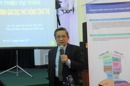 GS Nguyễn Minh Thuyết - Tổng Chủ biên Chương trình giáo dục phổ thông mới - trình bày dự thảo chương trình giáo dục phổ thông tổng thể tại buổi họp báo