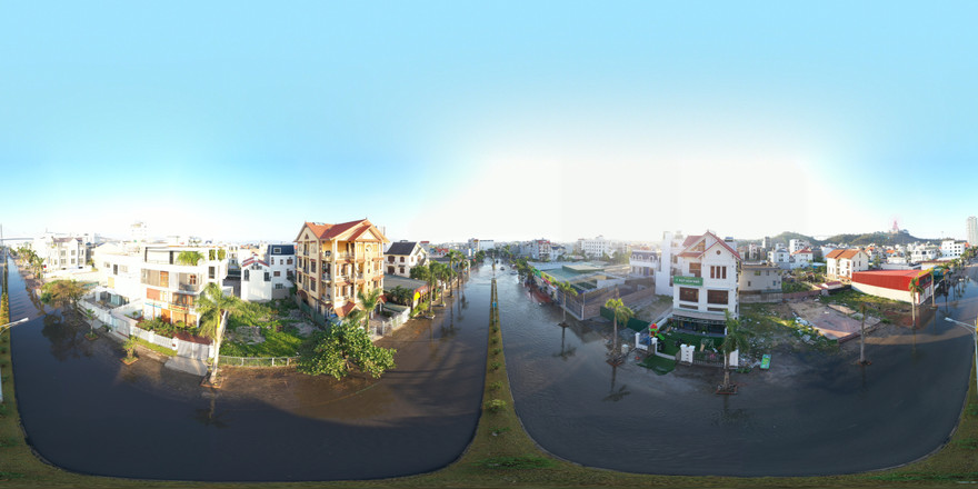 Triều cường đạt đỉnh gây ngập lụt, nhiều tuyến đường ở Hạ Long mênh mông 'biển nước'