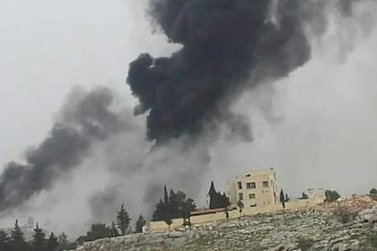 Cột khói bốc lên từ "chiếc máy bay Nga bị bắn hạ". Ảnh: Twitter