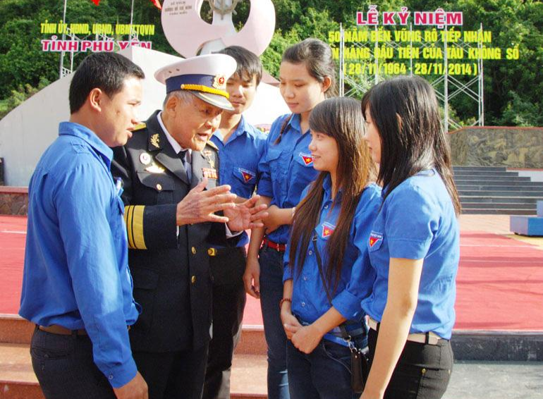 Anh hùng Hồ Ðắc Thạnh kể chuyện vận chuyển vũ khí vào bến Vũng Rô cho thế hệ trẻ hôm nay. Ảnh: D.T.X