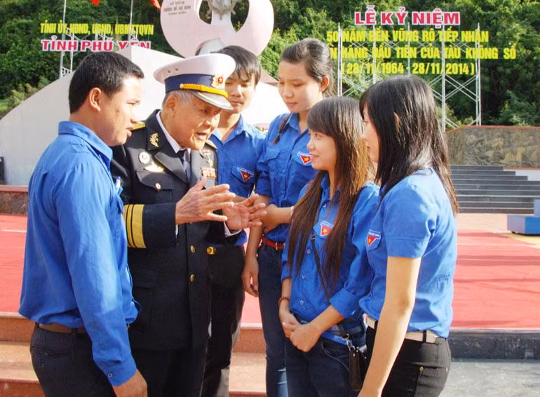 Anh hùng Hồ Ðắc Thạnh kể chuyện vận chuyển vũ khí vào bến Vũng Rô cho thế hệ trẻ hôm nay. Ảnh: D.T.X