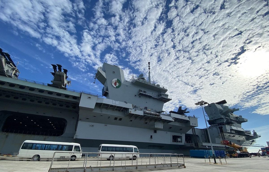 THẾ GIỚI 24H: Tàu sân bay Anh cập cảng Singapore