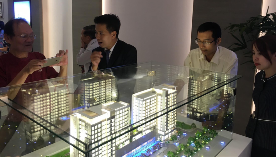 Lượng lớn tiền được rút từ các lĩnh vực khác đang có xu hướng đổ vào bất động sản tìm cơ hội đầu tư, điều này góp phần tạo áp lực tăng giá