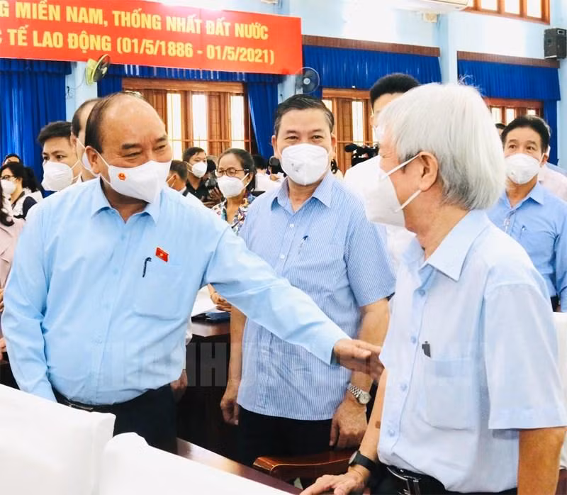 Chủ tịch nước Nguyễn Xuân Phúc trao đổi với cử tri huyện Củ Chi (Ảnh: Thành uỷ TPHCM)