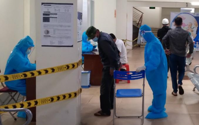 Hàng trăm trường hợp phải xét nghiệm, test nhanh COVID-19 kiểm tra nguồn lây từ hai cô giáo. Ảnh: Lê Anh