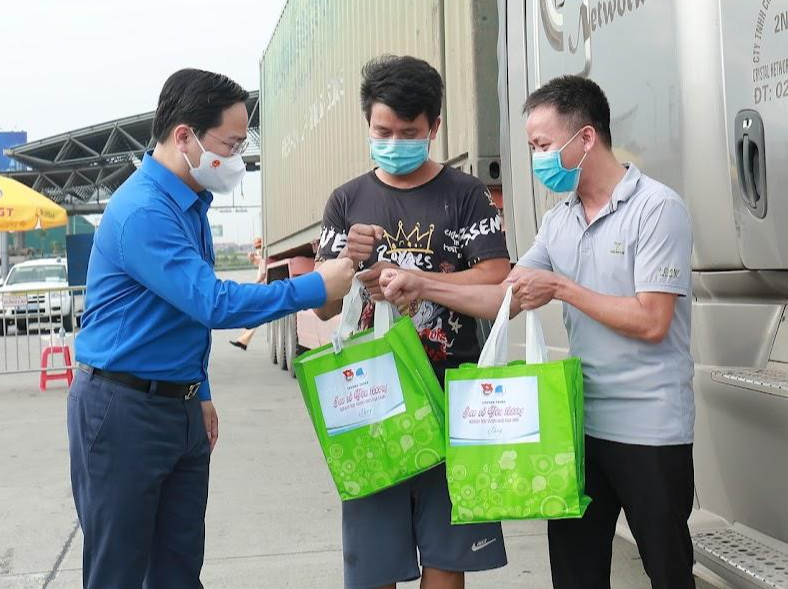 Anh Nguyễn Anh Tuấn, Ủy viên T.Ư Đảng, Bí thư thứ nhất T.Ư Đoàn, Chủ tịch T.Ư Hội LHTN Việt Nam trao quà, động viên tinh thần cho lái xe đường dài khi tại Trạm thu phí cao tốc Pháp Vân - Cầu Giẽ, huyện Tranh Trì. Ảnh: Bảo Anh
