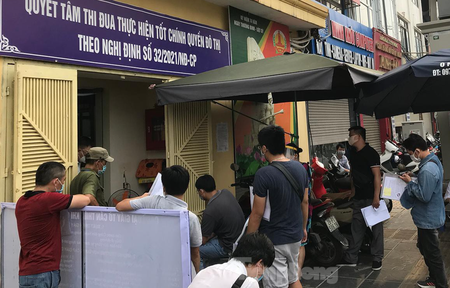 Người Hà Nội xếp hàng dài ở phường xin xác nhận Giấy đi đường