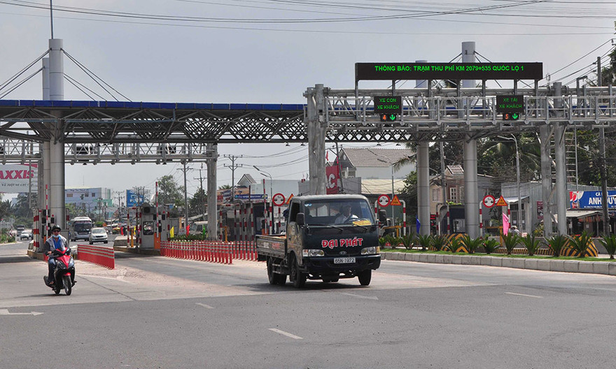 Xe qua lại tại trạm BOT Cần Thơ – Phụng Hiệp.