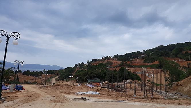40 nền móng biệt thự “cày xới” bán đảo Sơn Trà (chụp hồi tháng 3/2017). 