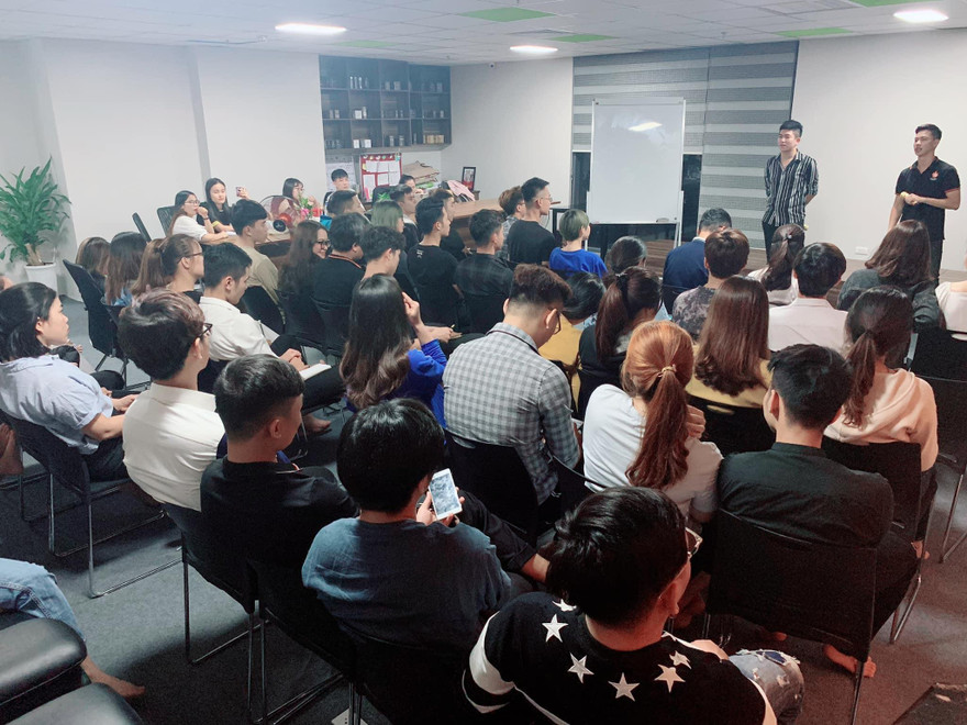 Nhóm Gobig đang họp, báo cáo về chiến dịch tung sản phẩm