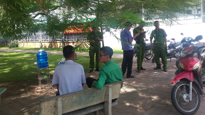  Lực lượng chức năng lấy lời khai nhân chứng, khám nghiệm hiện trường. 