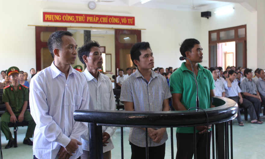 Các bị cáo nghe toà tuyên án.