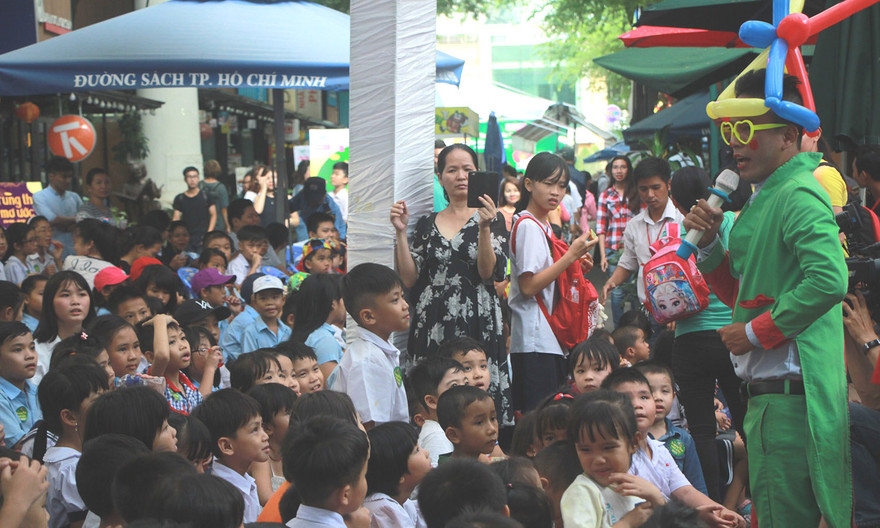 Các em nhỏ hào hứng tham gia các hoạt động hoạt náo dưới sự dẫn dắt của chú hề.