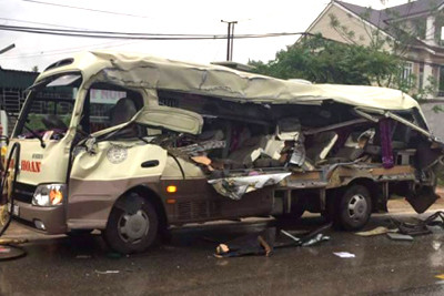 Xe khách Minh Hoan bị tai nạn