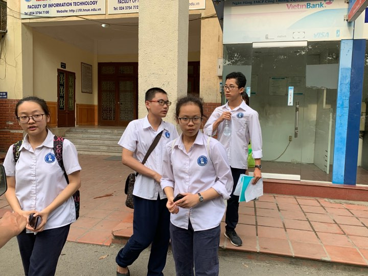 Thí sinh dự thi vào chuyên ĐH Sư phạm Hà Nội chiều nay, 28/5. Ảnh: Đỗ Hợp