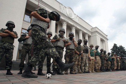 Binh sĩ tiểu đoàn Donbass bảo vệ một mục tiêu tại khu vực