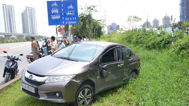 Xe tô 4 chỗ lao xuống mương sau hai cú tông liên tiếp.