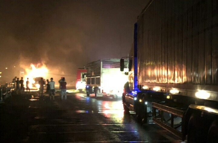 Xe qua tuyến đường tránh bị ách tắc suốt đêm do vụ cháy. 