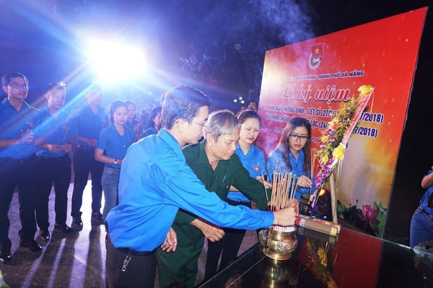 Hàng trăm ĐVTN thắp nên tri ân anh hùng liệt sĩ