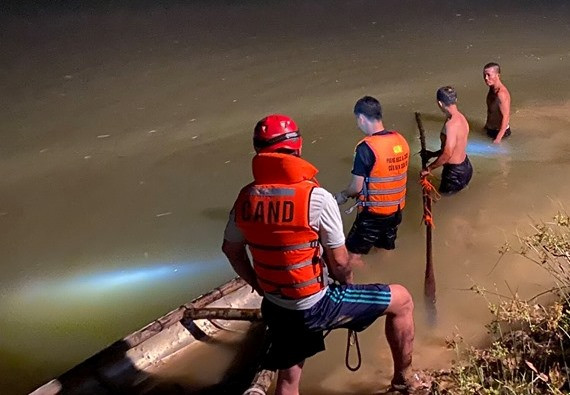 Trắng đêm lặn tìm nam sinh 15 tuổi đuối nước