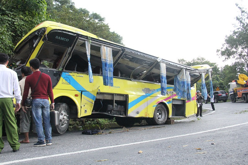 Chiếc xe khách được cứu hộ lên từ dưới vực bị bẹp dúm