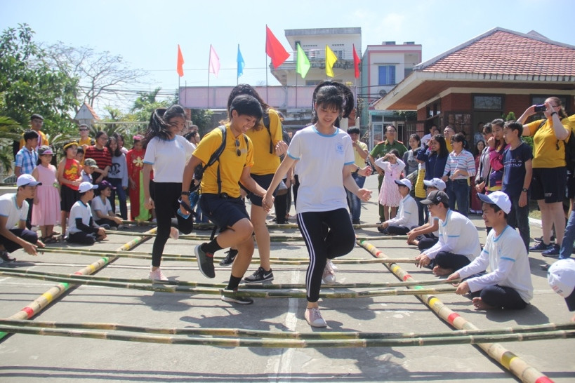 Thủy thủ tàu sân bay nhảy sạp, đá bóng cùng trẻ em