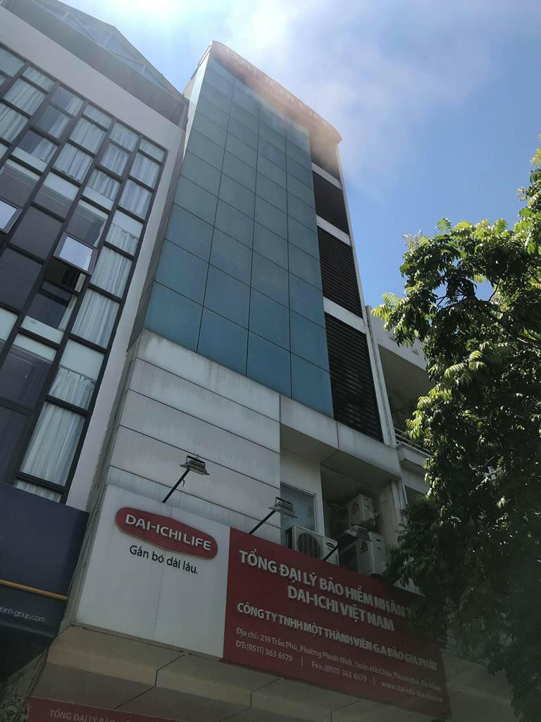 Tầng 5 công ty bảo hiểm bốc cháy giữa trưa