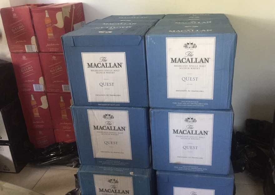 Các loại rượu ngoại không có giấy tờ hợp pháp đang trên đường vào các tỉnh phía Nam bị bắt giữ. 