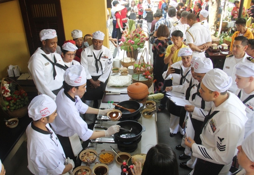 Lính hải quân Mỹ thử sức nấu mì Quảng, đúc bánh xèo