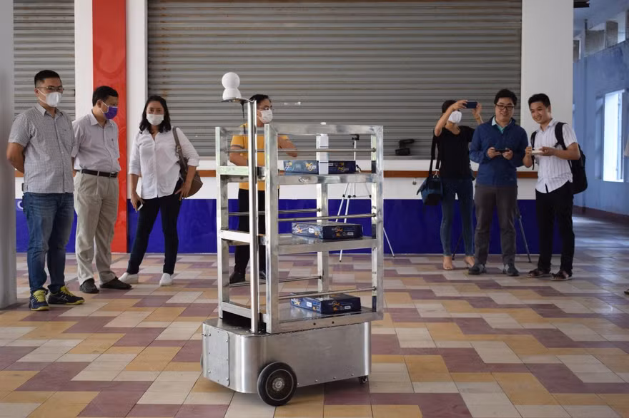 Robot 'người vận chuyển' phục vụ tại khu cách ly Covid-19 ở Đà Nẵng