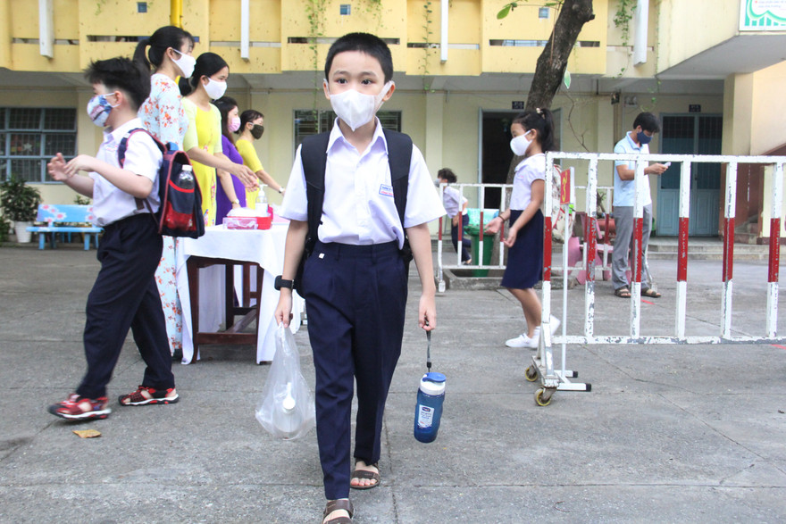 Học sinh Đà Nẵng trở lại trường với nước uống, bình sát khuẩn trên tay