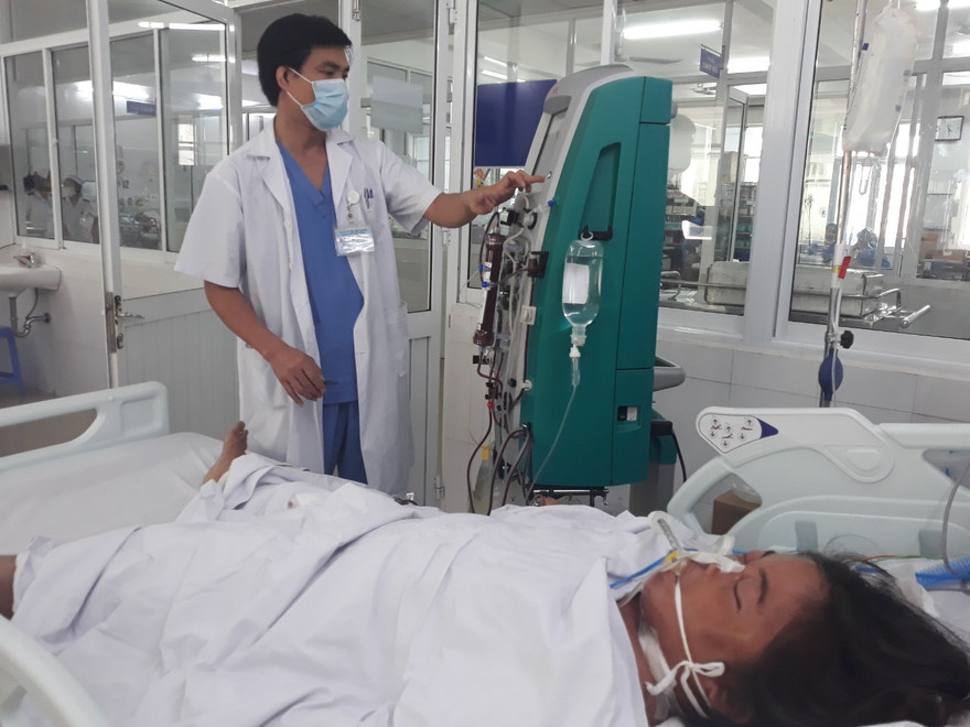 Ăn nấm hái trong rẫy, ba người trong một nhà ngộ độc nặng