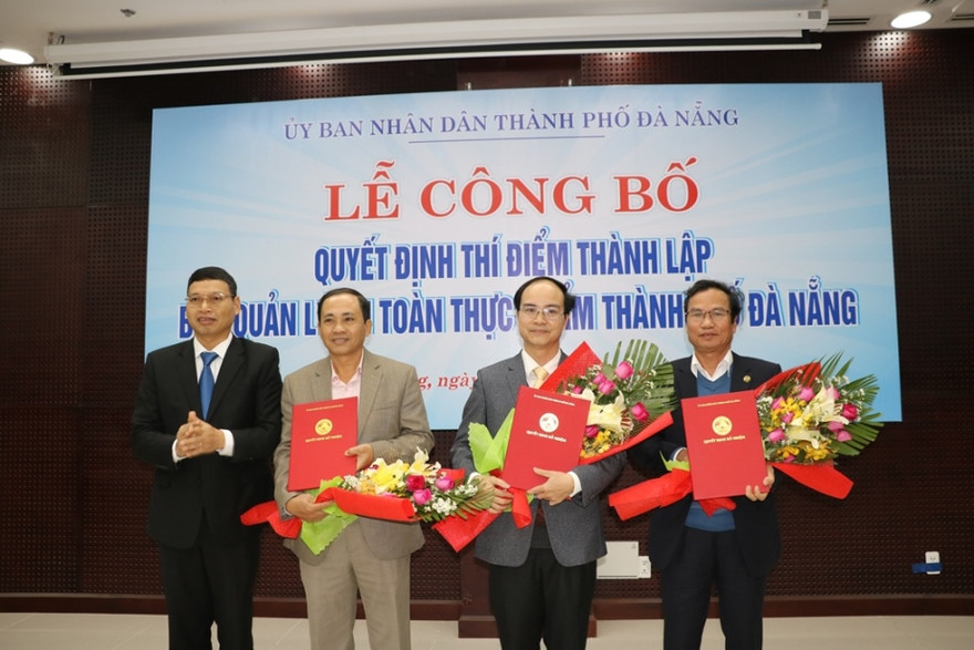 Lãnh đạo thành phố trao quyết định bổ nhiệm cho Trưởng và 2 Phó Trưởng BQL An toàn thực phẩm.