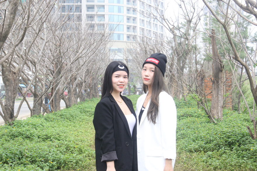 Đông đảo bạn trẻ 'check in' hàng cây mùa đông lạ mắt ven biển Đà Nẵng