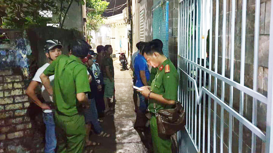 Công an khám nghiệm hiện trường nơi xảy ra án mạng